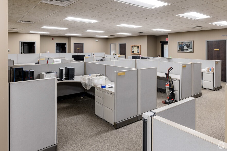 More Photos Of 1105 Benjamin Ave, Hutchinson Manufacturing For Sale