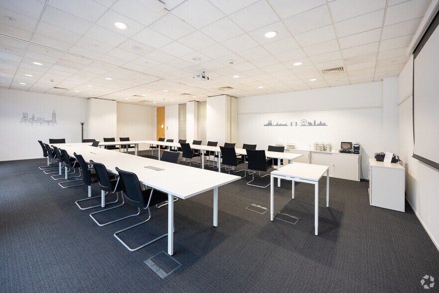 More Photos Of 2 Arlington Sq, Bracknell Coworking Space