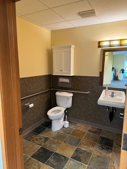 More Photos Of 130 S 15th St, Mount Vernon Medical For Lease