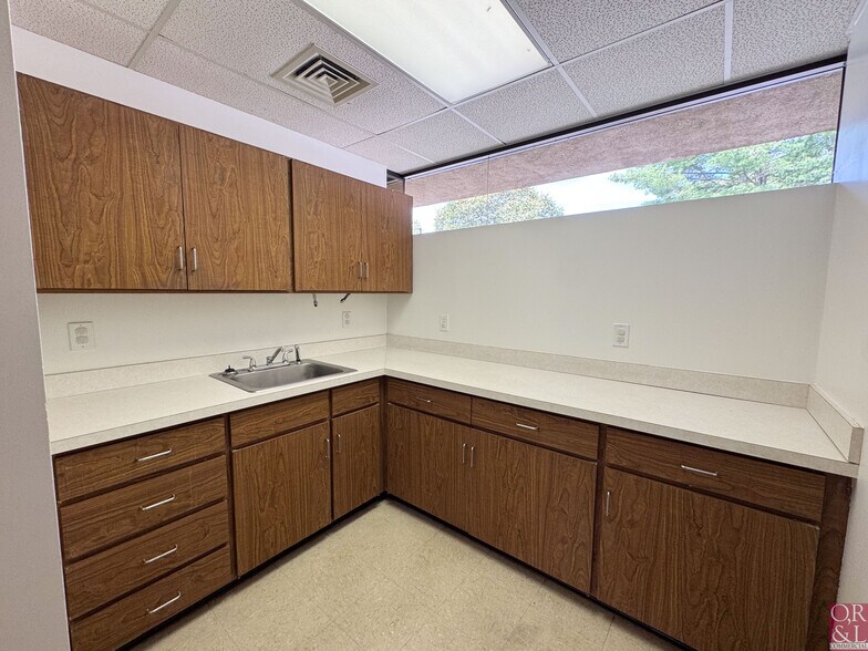 More Photos Of 15 Palomba Dr, Enfield Medical For Sale