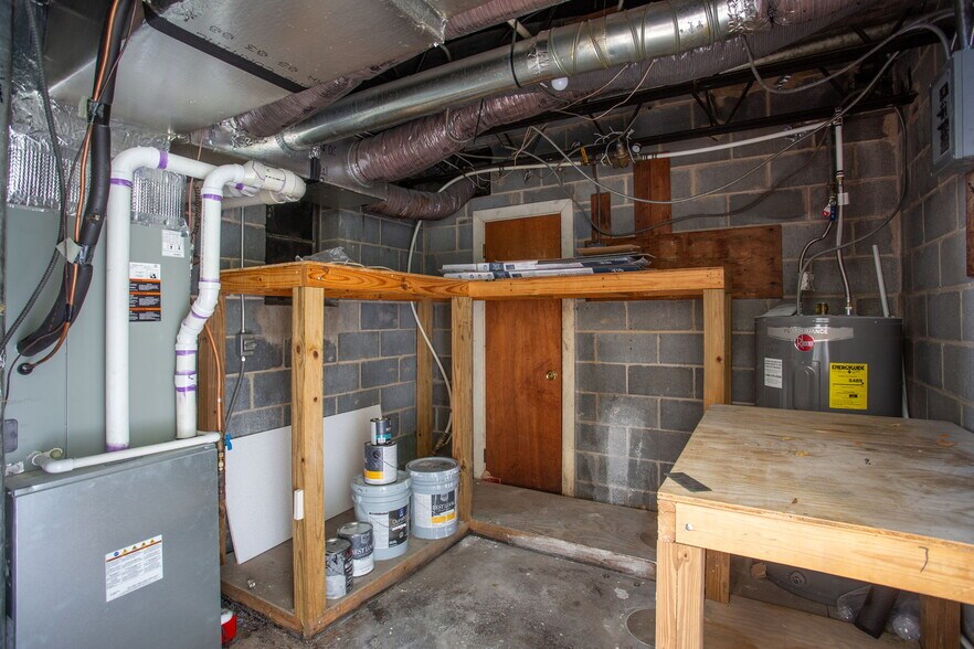 More Photos Of 384 Main st, Timberville Freestanding For Lease
