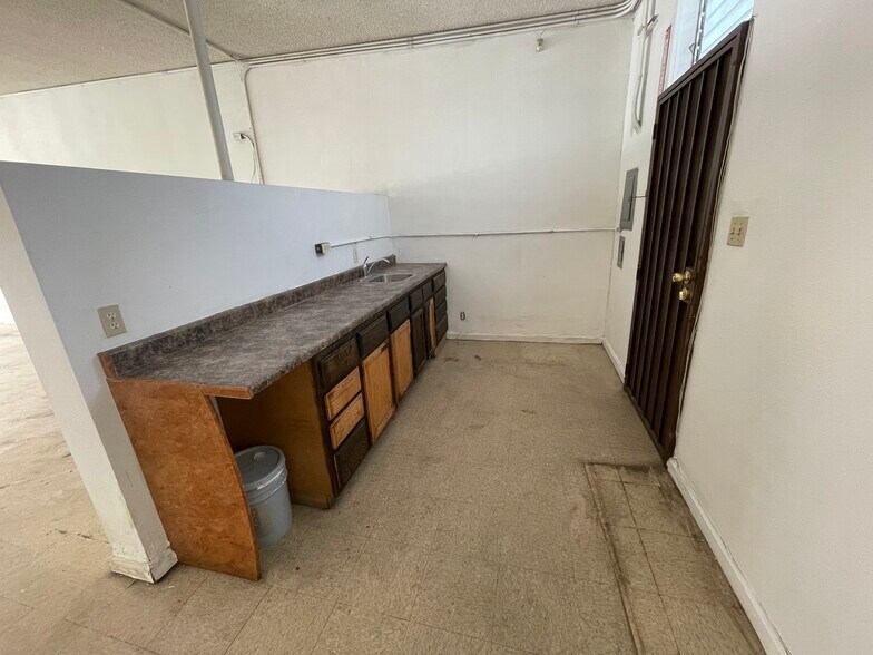 More Photos Of 1401-1403 E South St, Long Beach General Retail For Lease