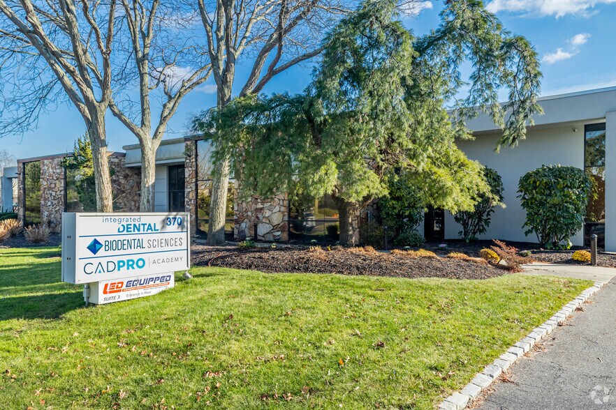 More Photos Of 370 Crossways Park Dr, Woodbury Distribution For Lease