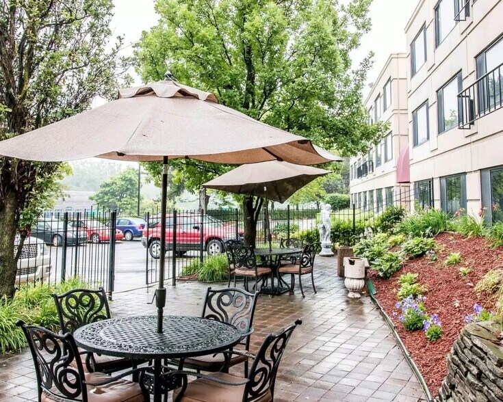 More Photos Of 26111 Telegraph Rd, Southfield Hotel For Sale