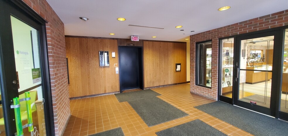 More Photos Of 1220 Meadow Rd, Northbrook Medical For Lease