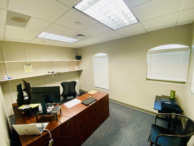 More Photos Of 1619 E Common St, New Braunfels Office For Sale