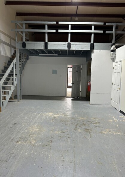 More Photos Of 7491 Hagers Hollow Dr, Denver Warehouse For Lease