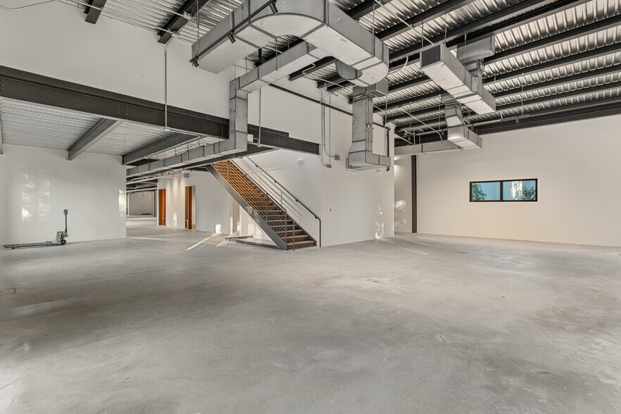 More Photos Of 201-207 E Saint Elmo Rd, Austin Unknown For Lease