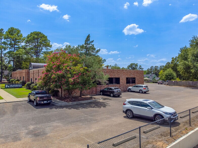 More Photos Of 611 S Mobberly Ave, Longview Flex For Sale