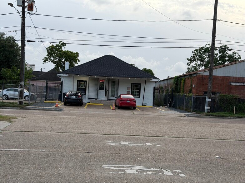 More Photos Of 304 S Lockwood Dr, Houston Storefront Retail Office For Lease