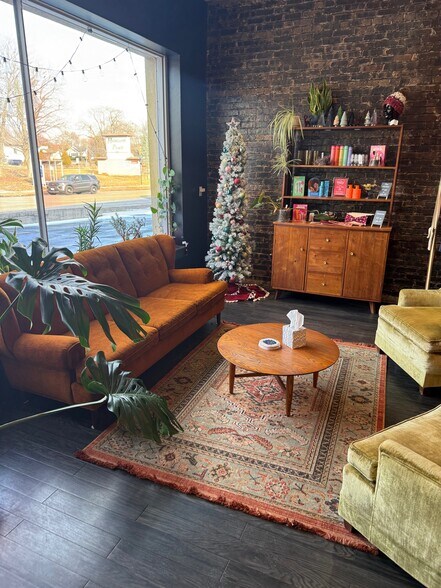 More Photos Of 2209 E State St, Rockford General Retail For Lease