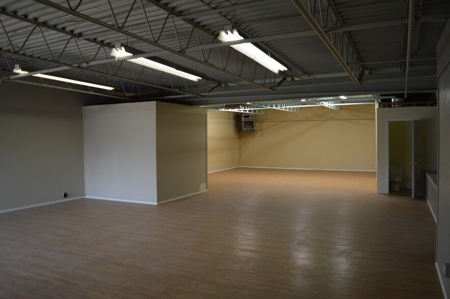 More Photos Of 9742 54 Av NW, Edmonton Showroom For Lease