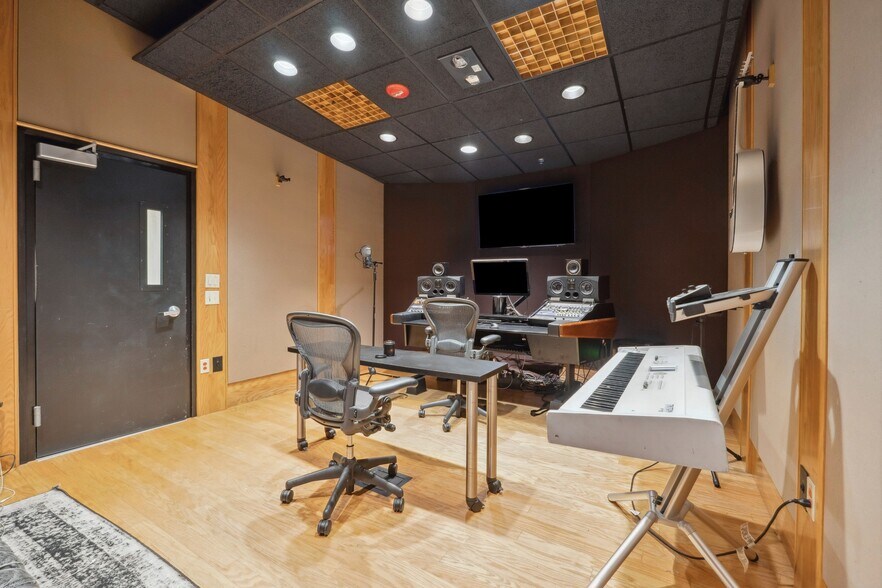 More Photos Of 3120 Latrobe Dr, Charlotte Showroom For Lease