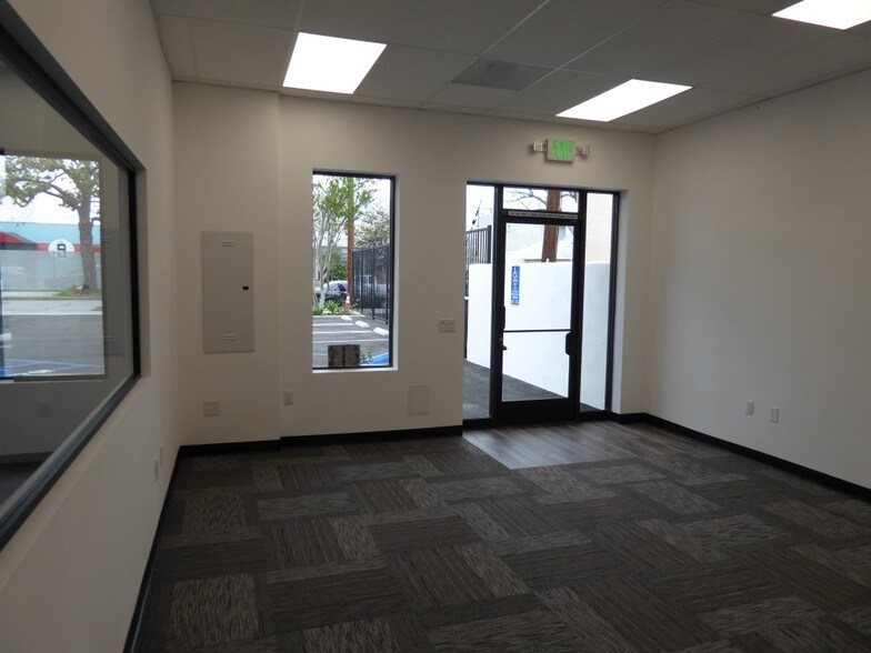 More Photos Of 632 Thompson Ave, Glendale Warehouse For Lease