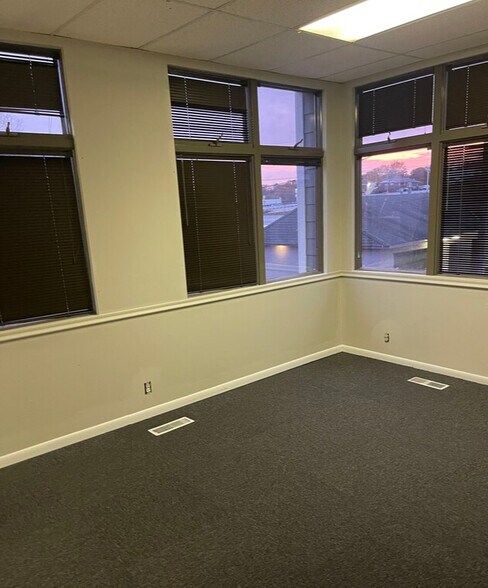 More Photos Of 5907 Highgrove Rd, Grandview Office For Lease
