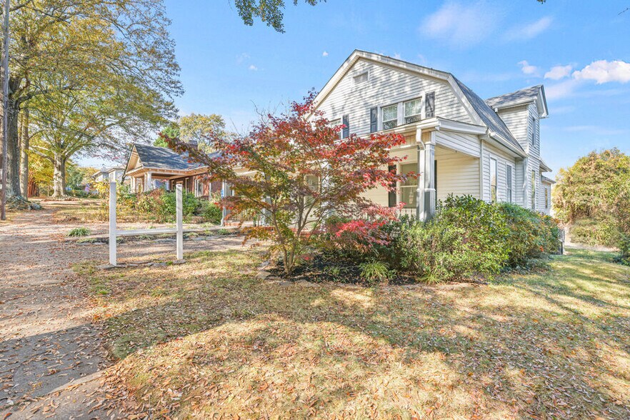 More Photos Of 113 Whitsett St, Greenville Office For Sale