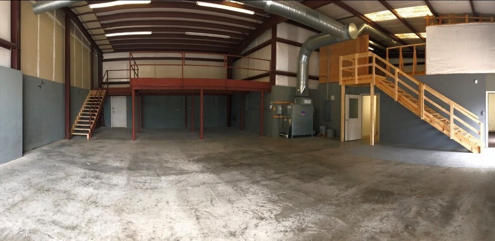 More Photos Of 6901 Maple Ave, Dallas Warehouse For Lease