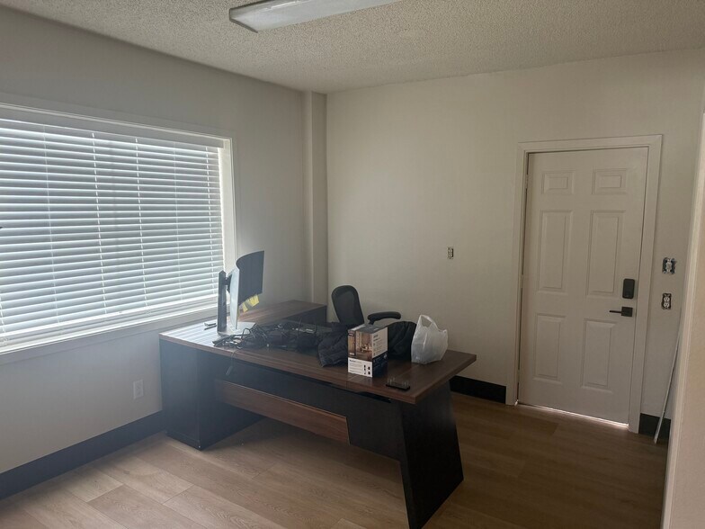 More Photos Of 20105 McLoughlin Blvd, Gladstone Freestanding For Lease