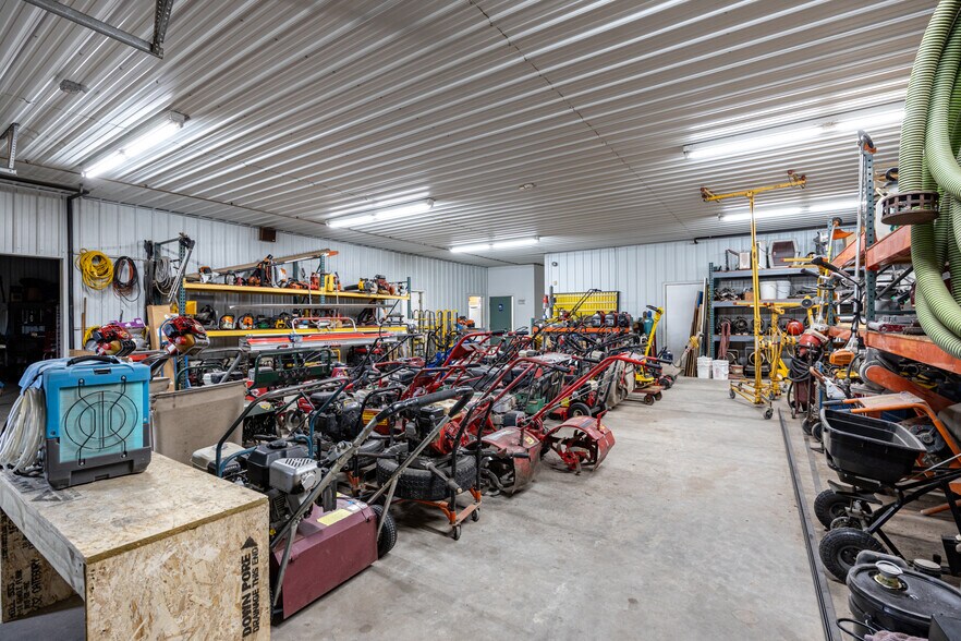 More Photos Of 1375 N Shawano St, New London Flex For Sale