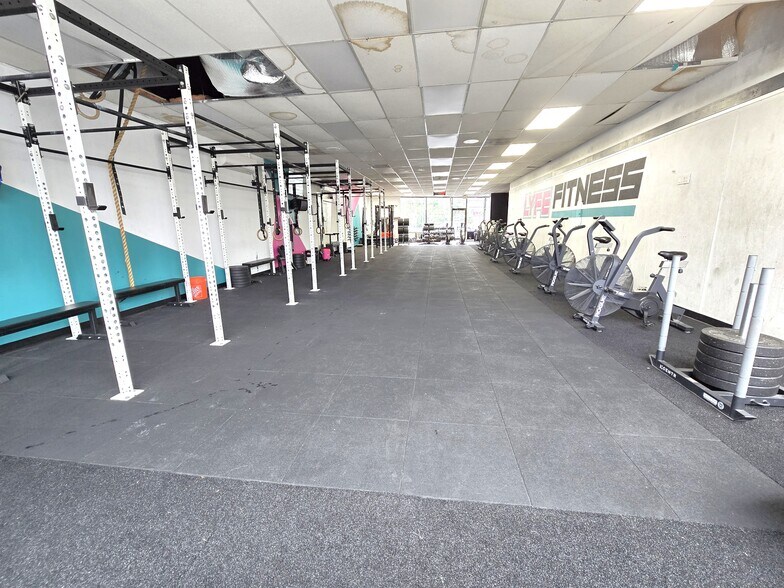 More Photos Of 851 Merrick Rd, Baldwin Storefront For Lease