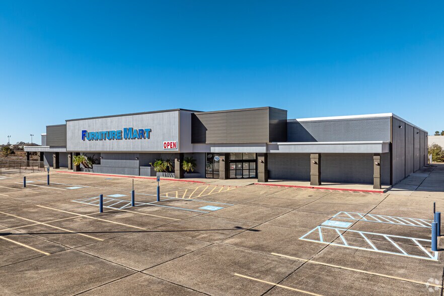 More Photos Of 9921 I-10 Service Rd, New Orleans Freestanding For Lease