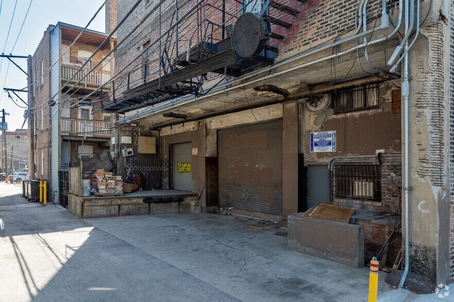 More Photos Of 3240 W Lawrence Ave, Chicago Showroom For Lease