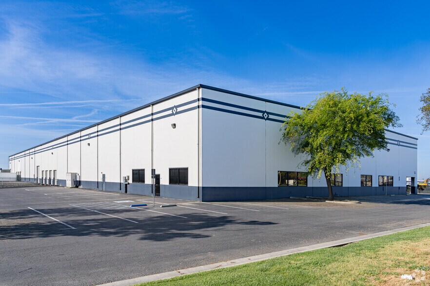Primary Photo Of 7101 W Doe Ave, Visalia Warehouse For Lease