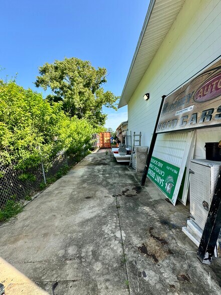 More Photos Of 517 Mason Ave, Daytona Beach General Retail For Sale
