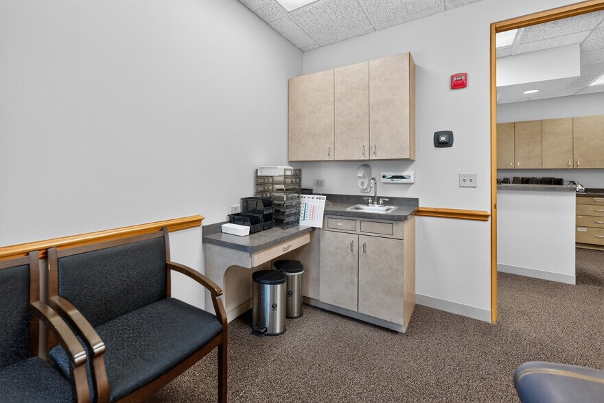 More Photos Of 290 Springfield Dr, Bloomingdale Medical For Lease