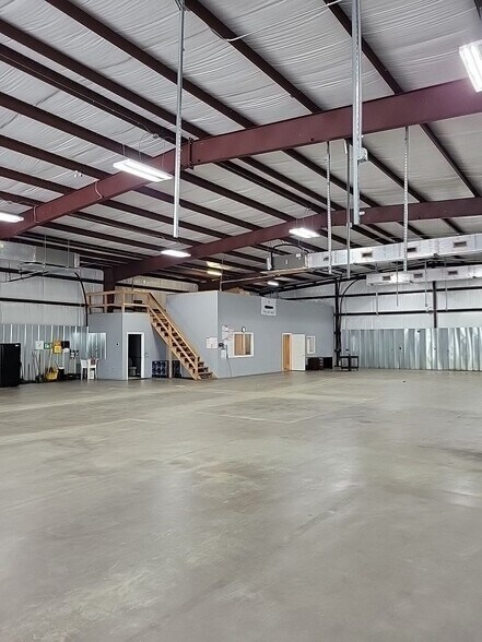 More Photos Of 7511 Oak Bluff Dr, Magnolia Warehouse For Sale