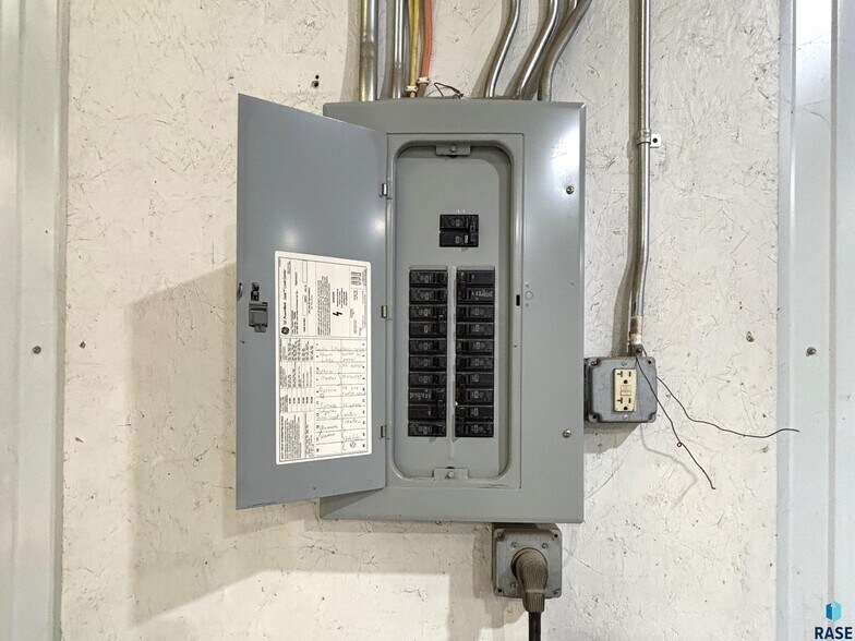 More Photos Of 1603 N Broadway Ave, Miller Industrial For Sale