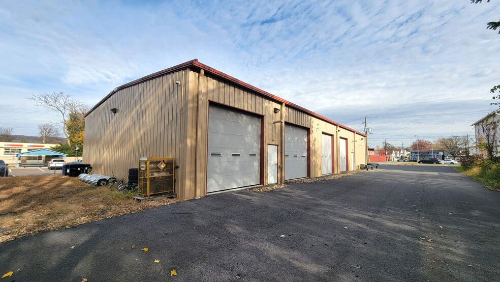 More Photos Of 29 Carle St, Kingston General Retail For Lease