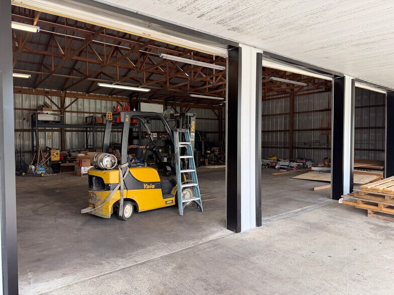 More Photos Of 301 Charlie Griffin Rd, Plant City Flex For Lease