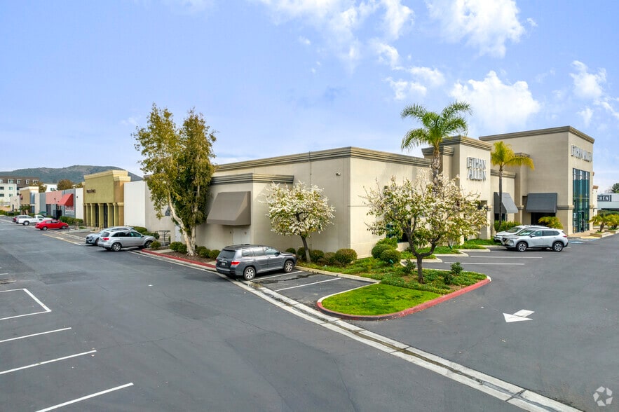More Photos Of 1040 Los Vallecitos Blvd, San Marcos Showroom For Lease