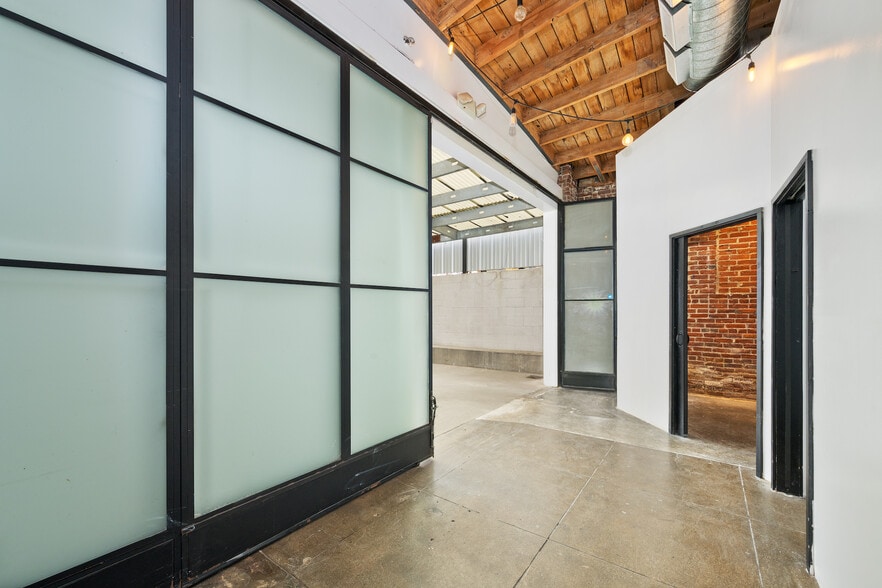 More Photos Of 3921 W Jefferson Blvd, Los Angeles Flex For Lease