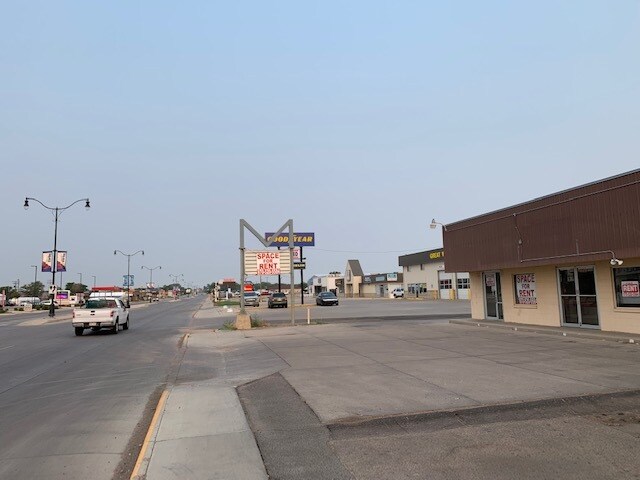 More Photos Of 1010 W Main St, Sterling Storefront For Lease