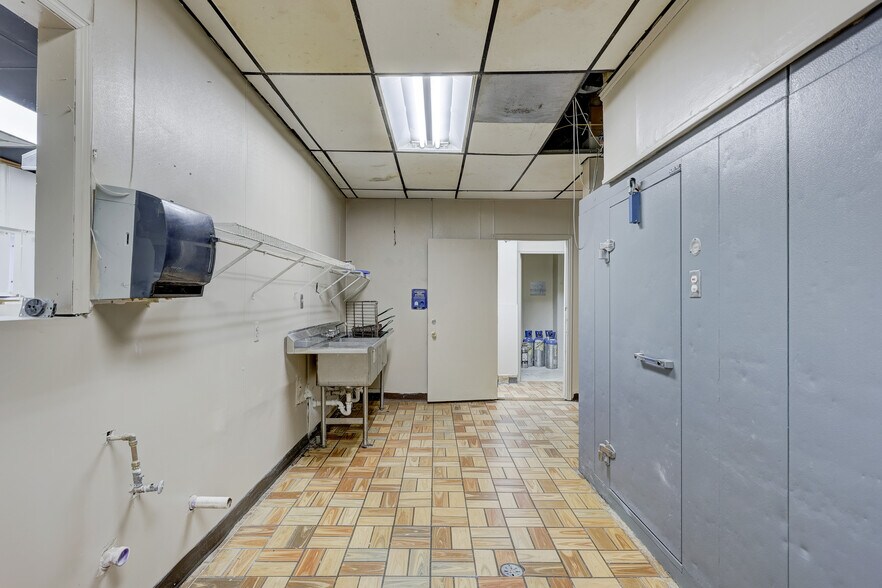 More Photos Of 21559 Grand River Ave, Detroit Storefront For Lease