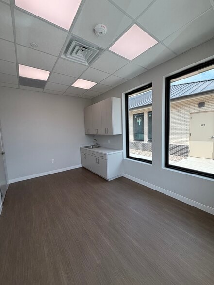 More Photos Of 201 Wyngate Blvd, Plano Medical For Sale