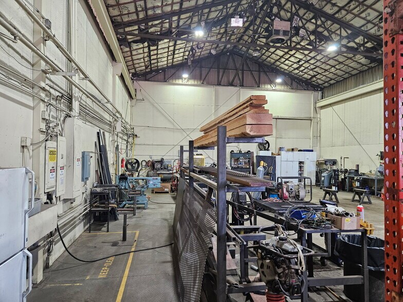 More Photos Of 701 Peters Rd, Prineville Manufacturing For Lease