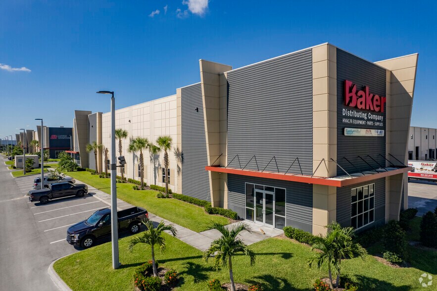 More Photos Of 1500 County Line Rd, Plant City Warehouse For Lease