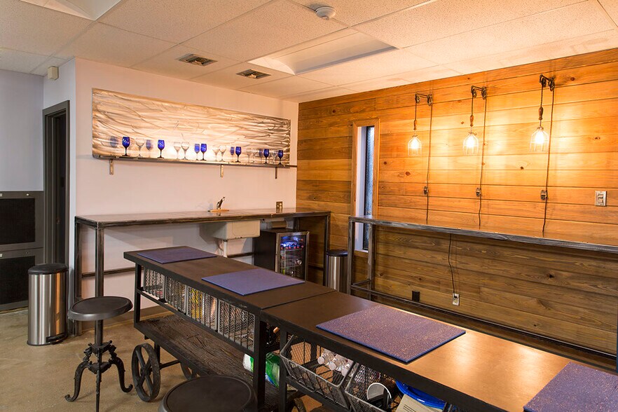 More Photos Of 1957 E Irving Blvd, Irving Movie Radio TVStudio For Sale