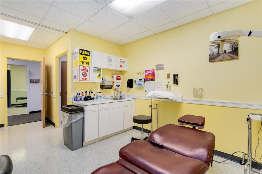 More Photos Of 207 Stage Rd, Hampstead Office For Sale