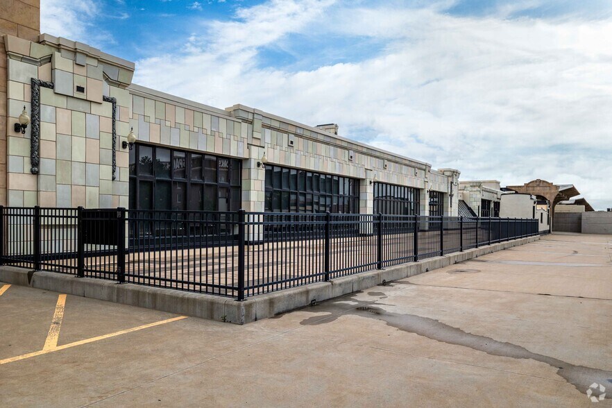 More Photos Of 703 E Douglas Ave, Wichita Office For Lease