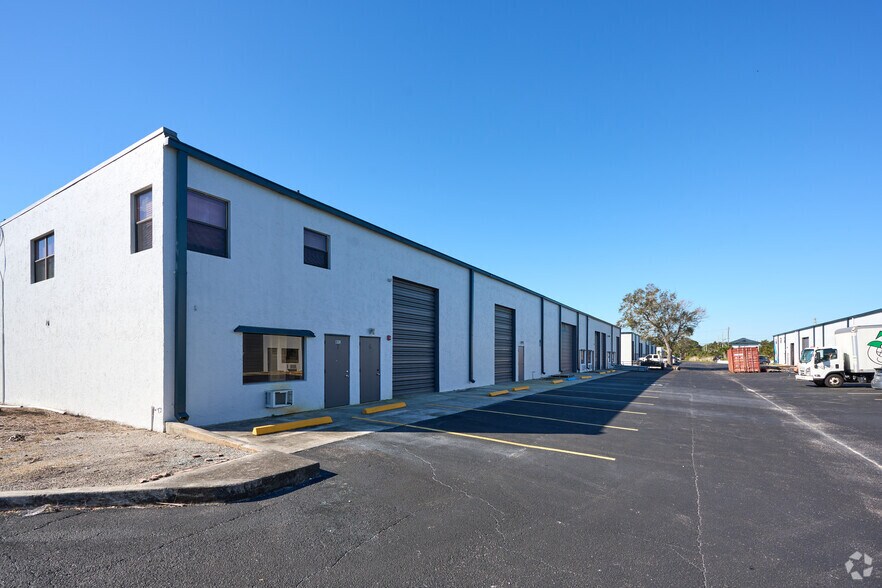 More Photos Of 895 NE Dixie Hwy, Jensen Beach Unknown For Lease