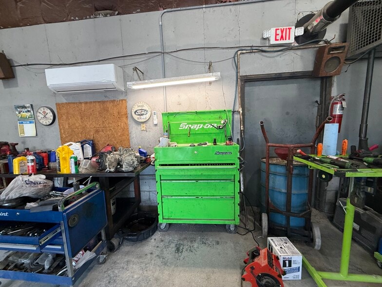 More Photos Of 916 Pleasant Grove Rd, Westmoreland General Retail For Sale
