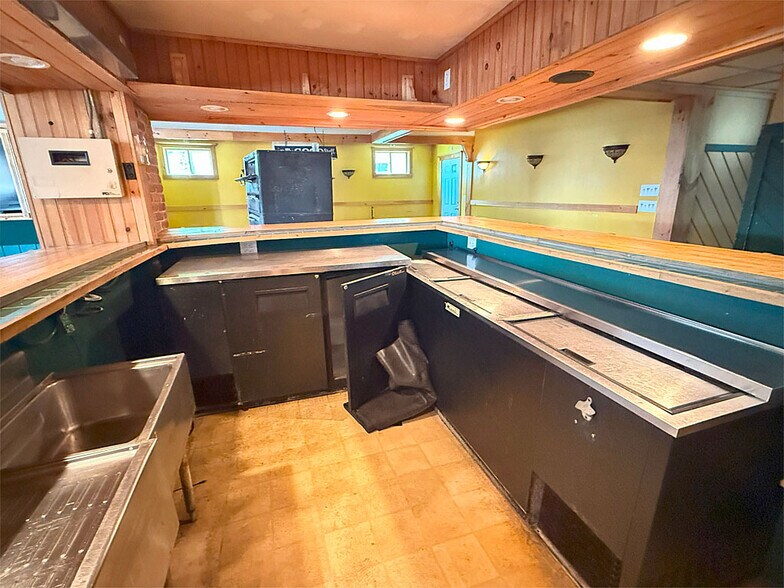 More Photos Of 86 Strongs Ave, Rutland Freestanding For Sale