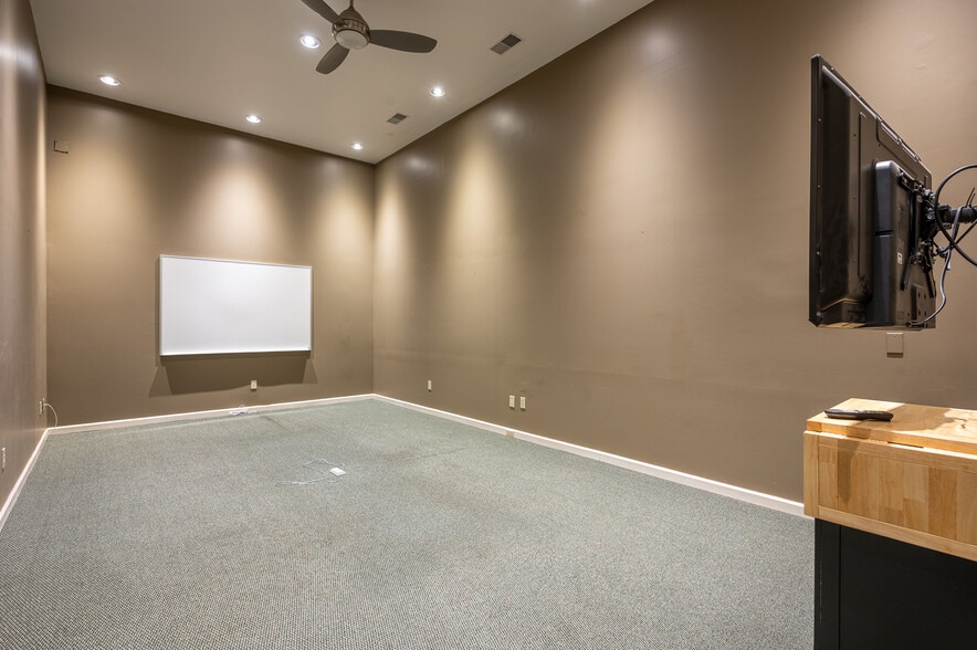 More Photos Of 5025 Dorr St, Toledo Showroom For Sale