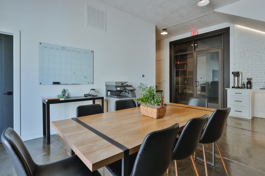 More Photos Of 611 Broadway, Lubbock Storefront For Sale