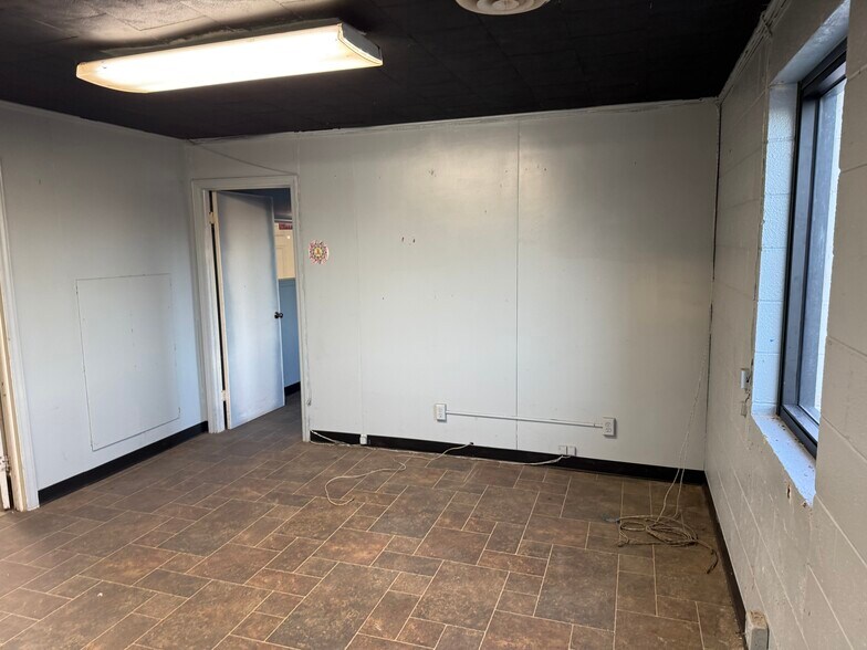 More Photos Of 630 Trindale Rd, Trinity Warehouse For Lease