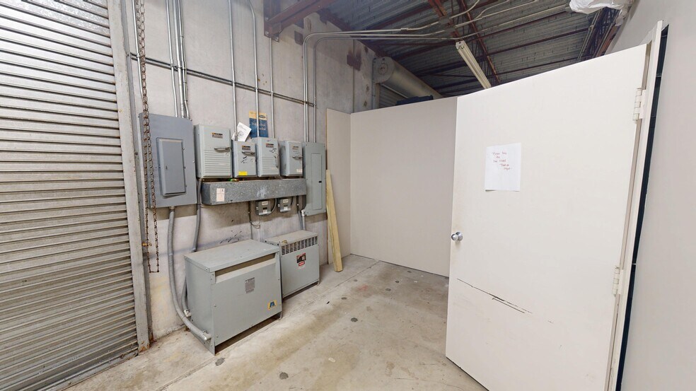 More Photos Of 9776 Whithorn Dr, Houston Showroom For Lease